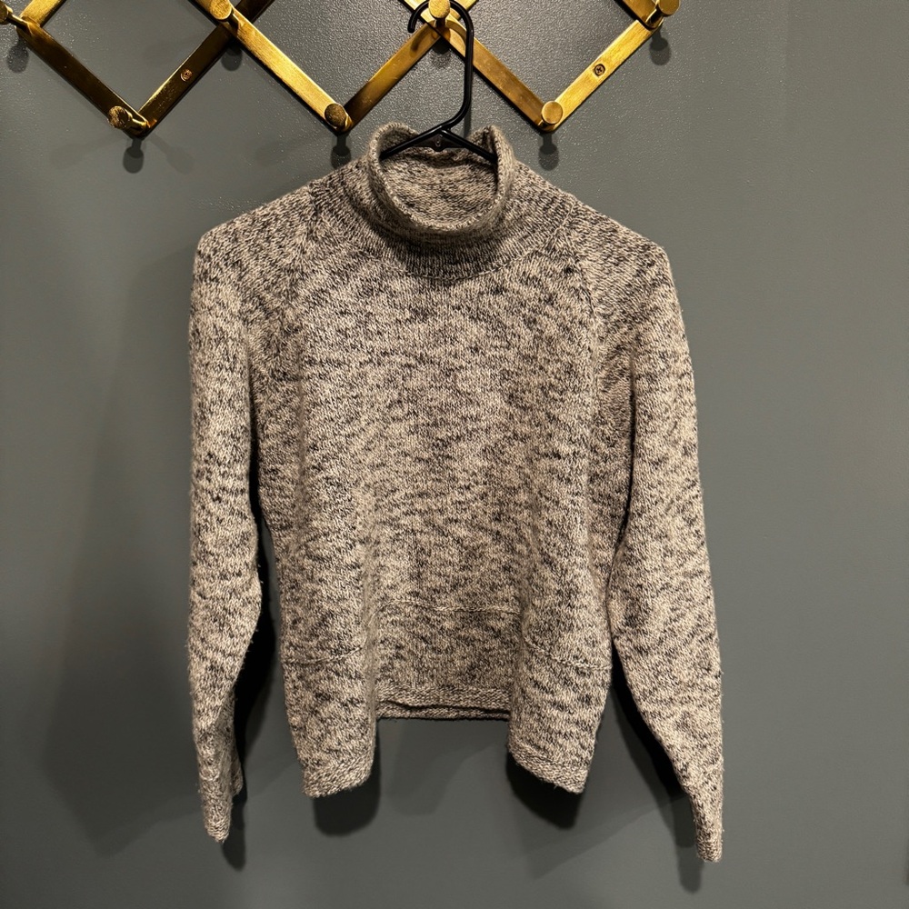 COLUMBIA black and white sweater